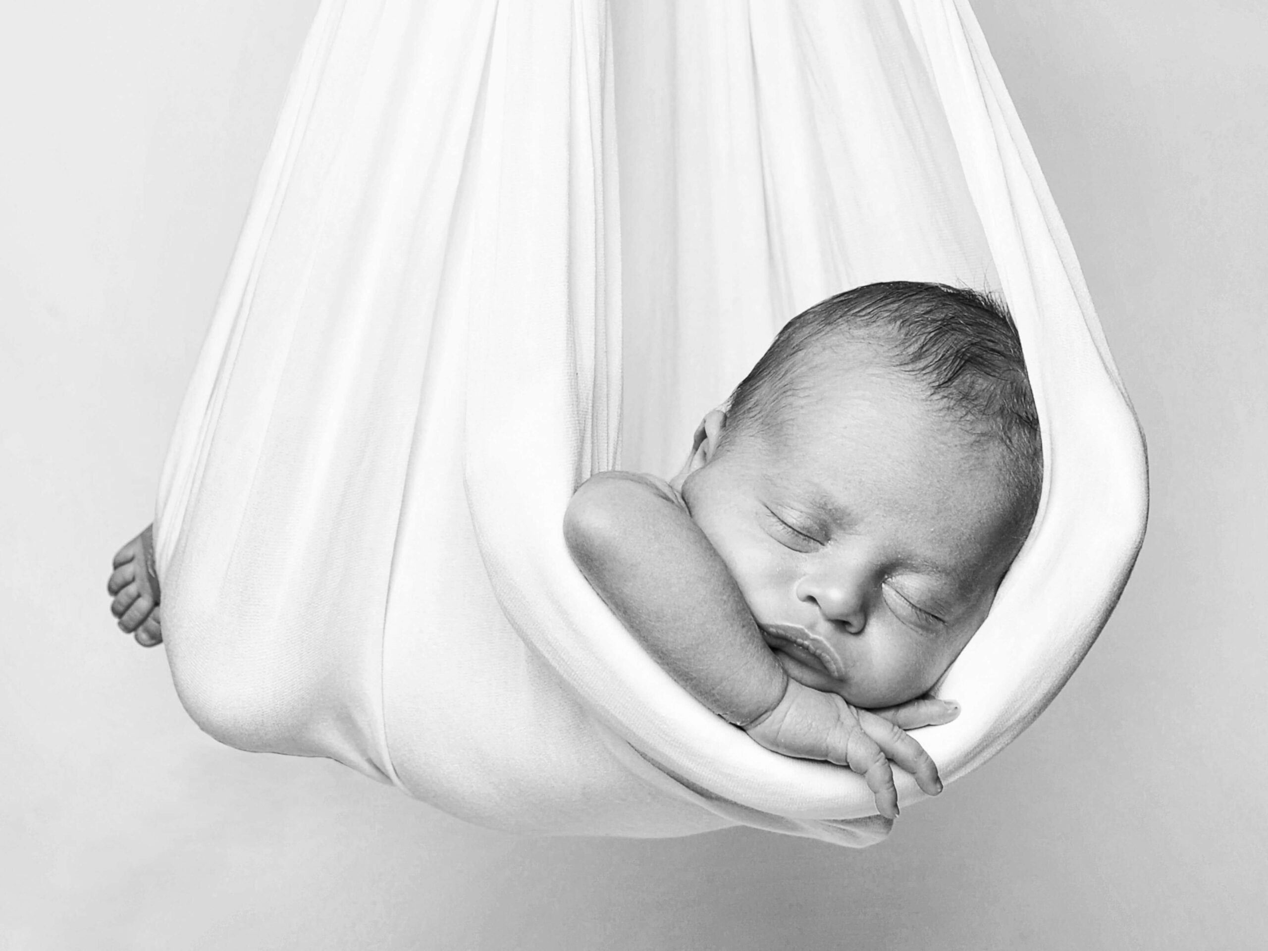 schlafendes Baby in Hängematte - Fotograf Dresden im Fotostudio