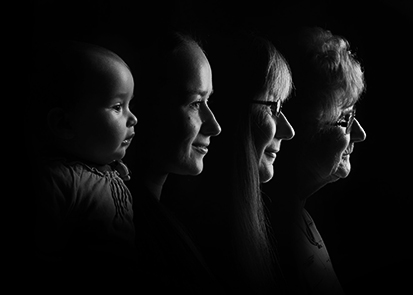 4 Generationen Frauen im Profil auf einem Bild