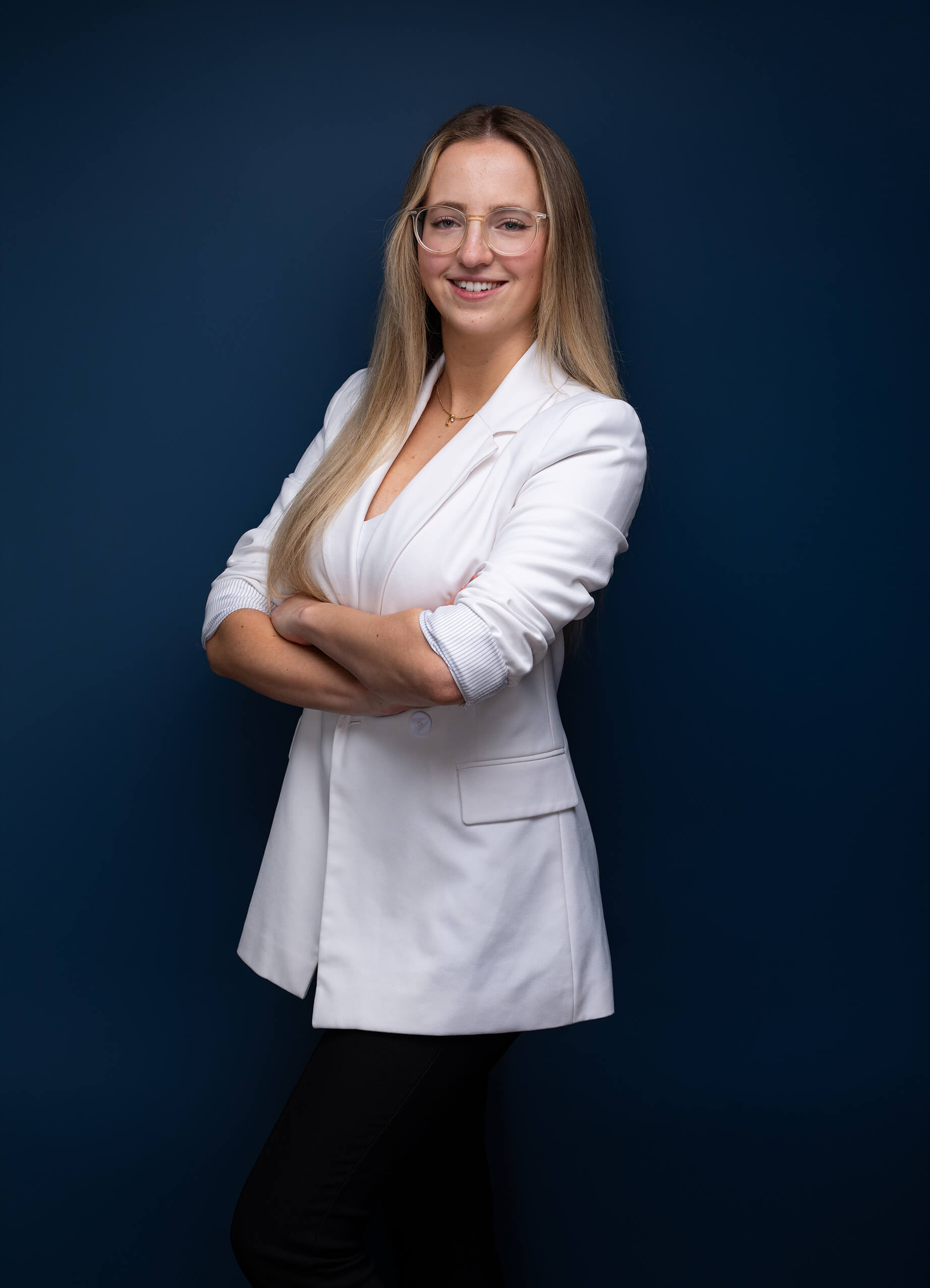 Bewerbungsfoto Frau in weißem Oberteil 